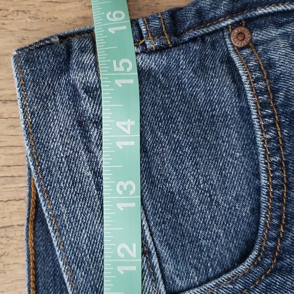 Levi's Women's Short Shorts - Picture 6 of 8